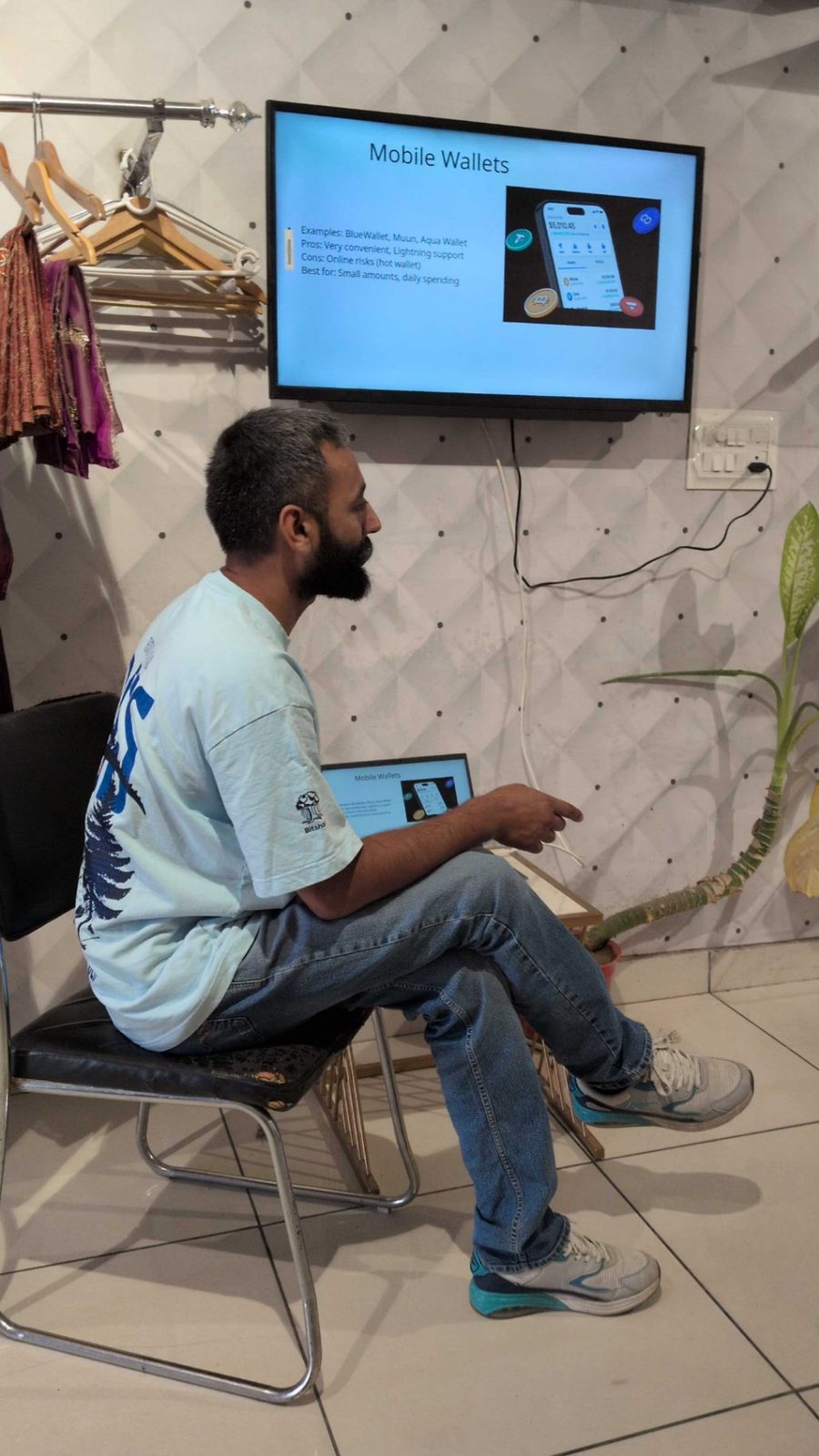 Mentor presenting mobile wallets at a Bitcoin meetup